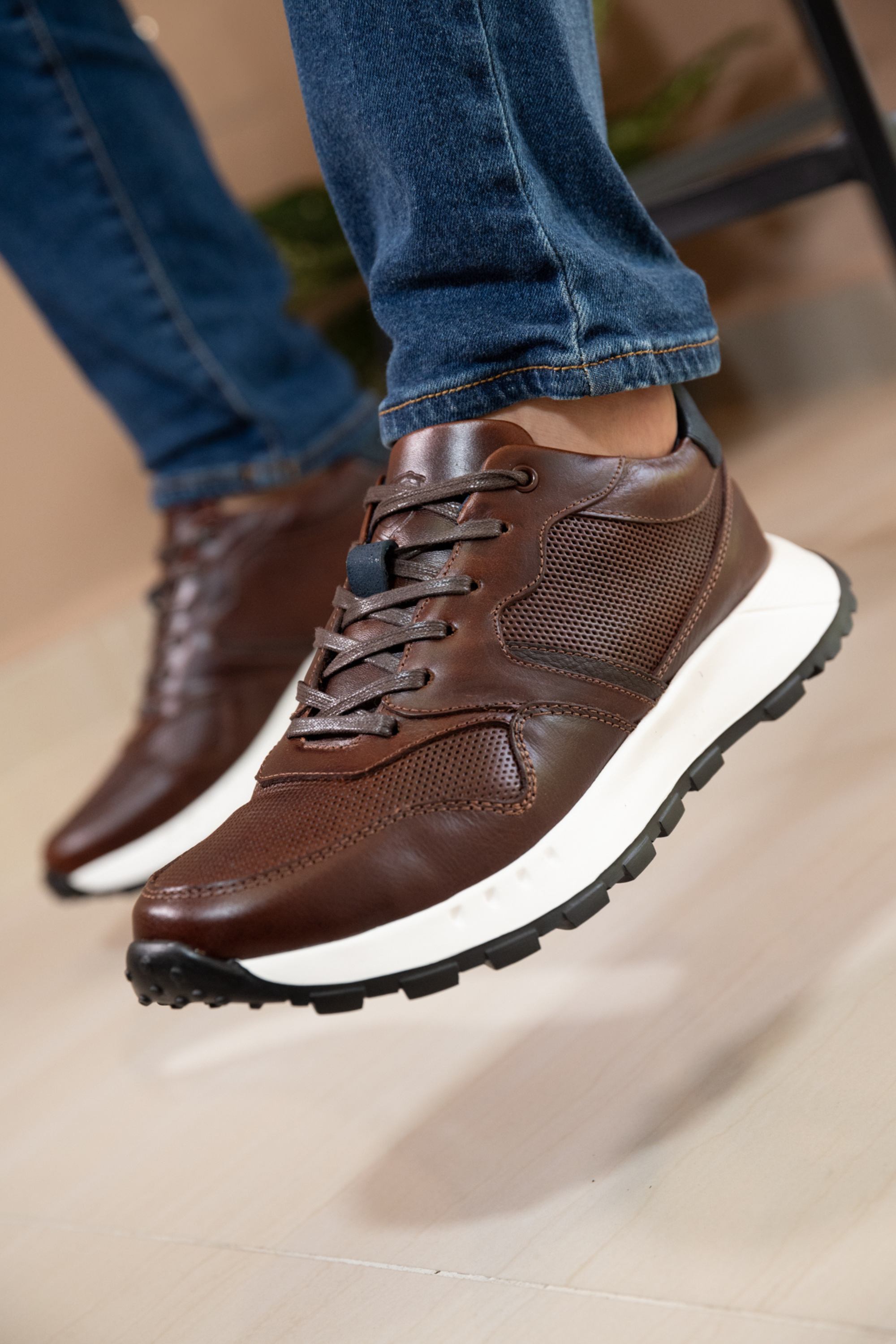 TENIS CUERO CAFÉ PARA HOMBRE REF: 3211 VENECIA