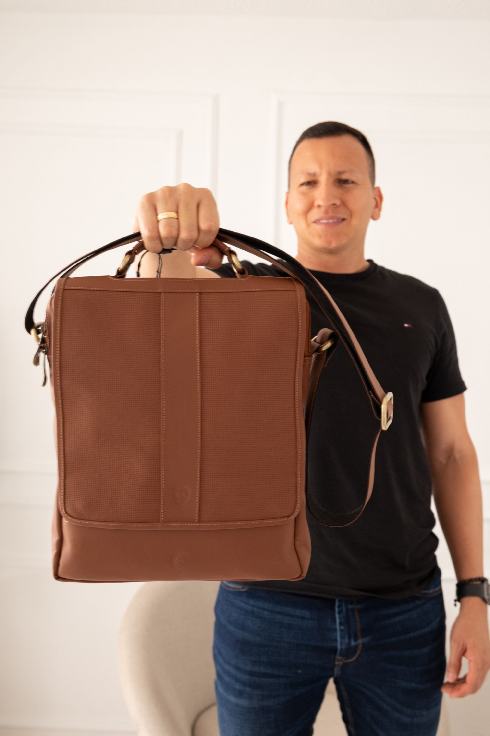 CARRIEL KEN EN CUERO NEGRO PARA HOMBRE