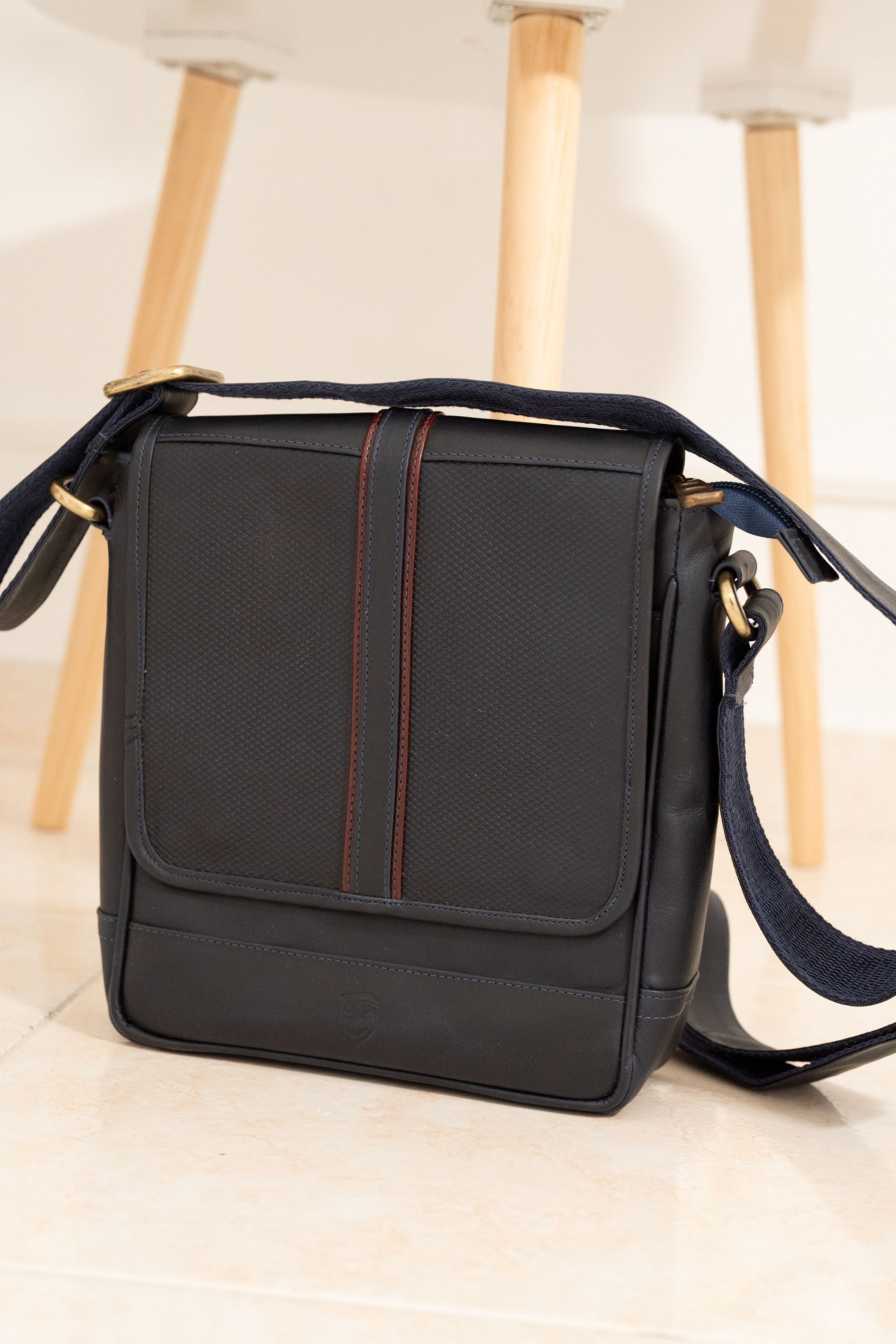 CARRIEL KEN EN CUERO AZUL PARA HOMBRE