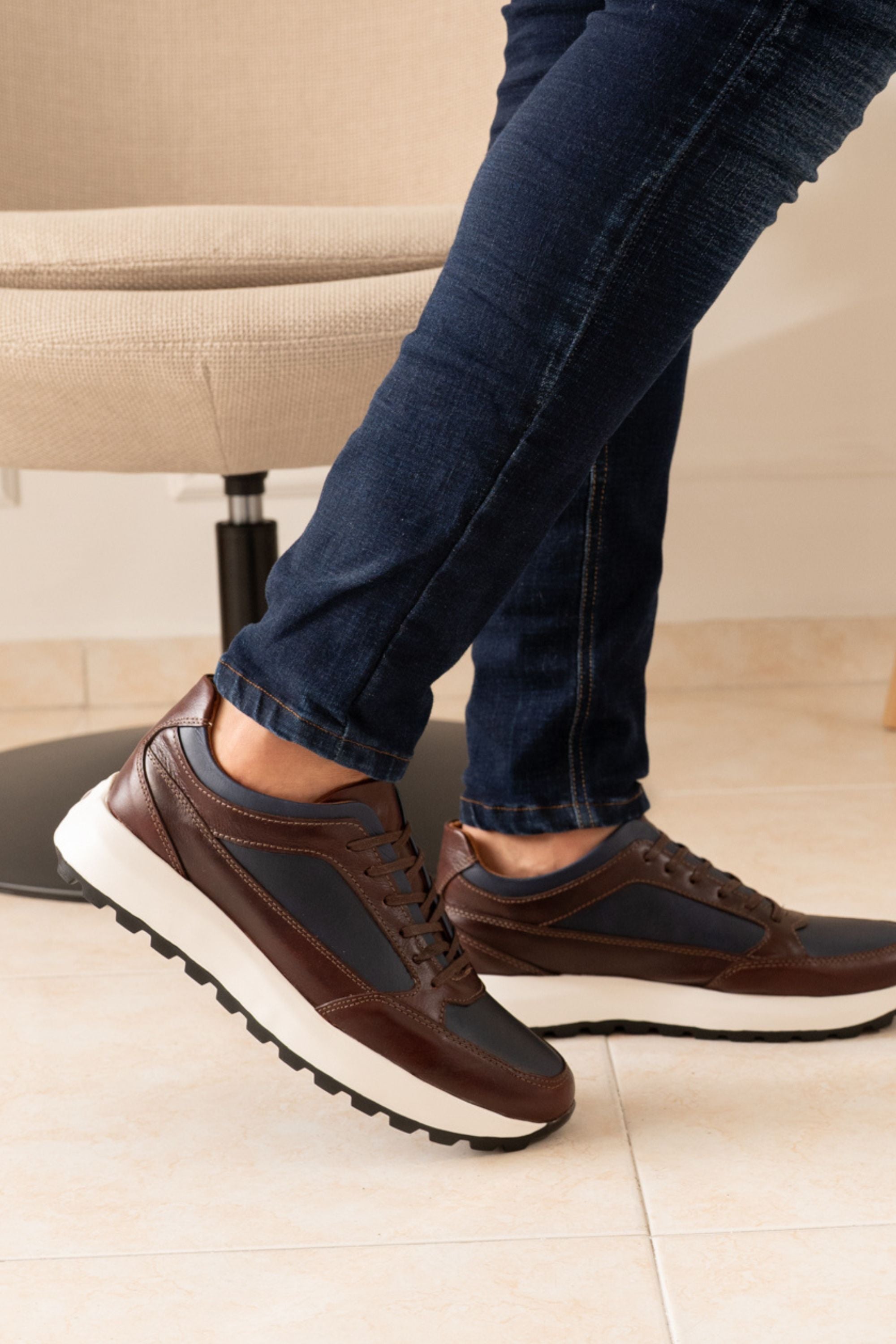 TENIS  EN CUERO CONAC Y AZUL PARA HOMBRE REF: 3090 LARS