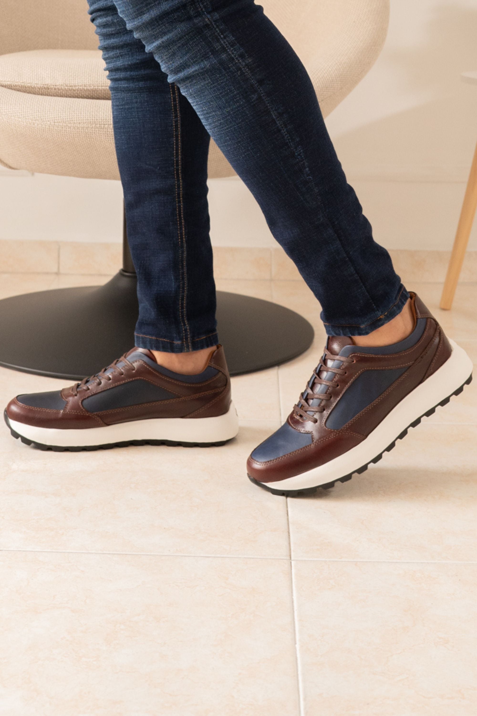 TENIS  EN CUERO CONAC Y AZUL PARA HOMBRE REF: 3090 LARS