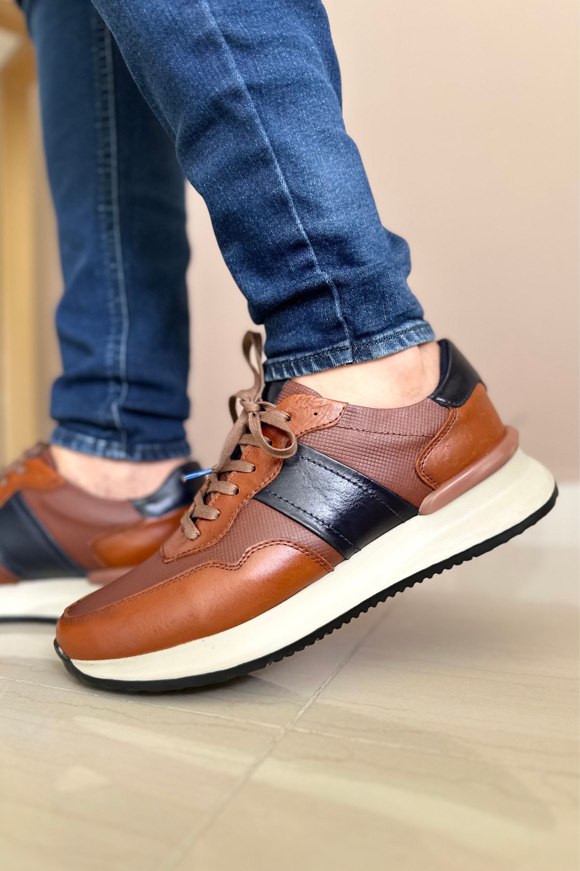 TENIS PARA HOMBRE EN CUERO MIEL X AZUL  REF: SIENA 6416