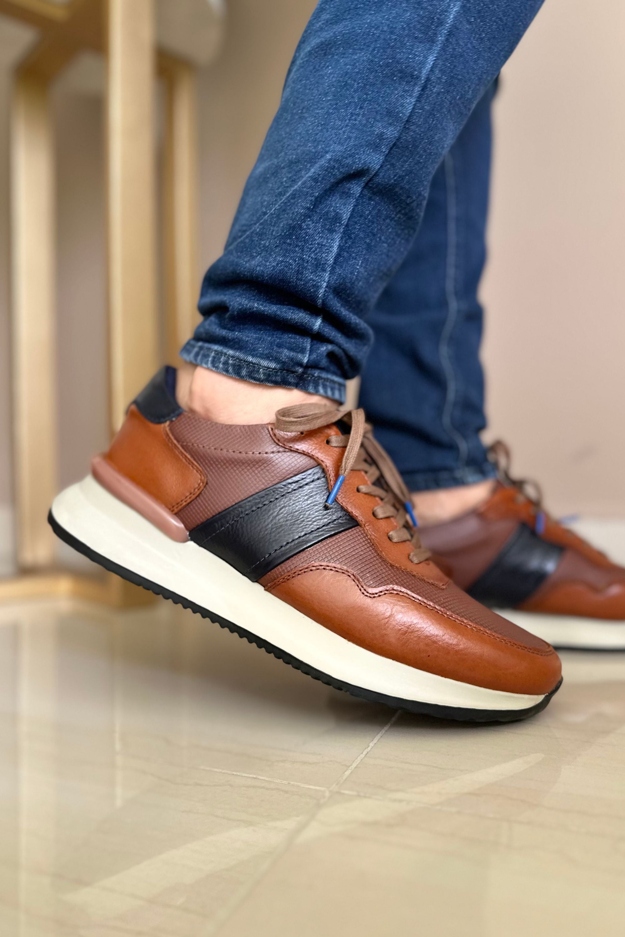 TENIS PARA HOMBRE EN CUERO MIEL X AZUL  REF: SIENA 6416