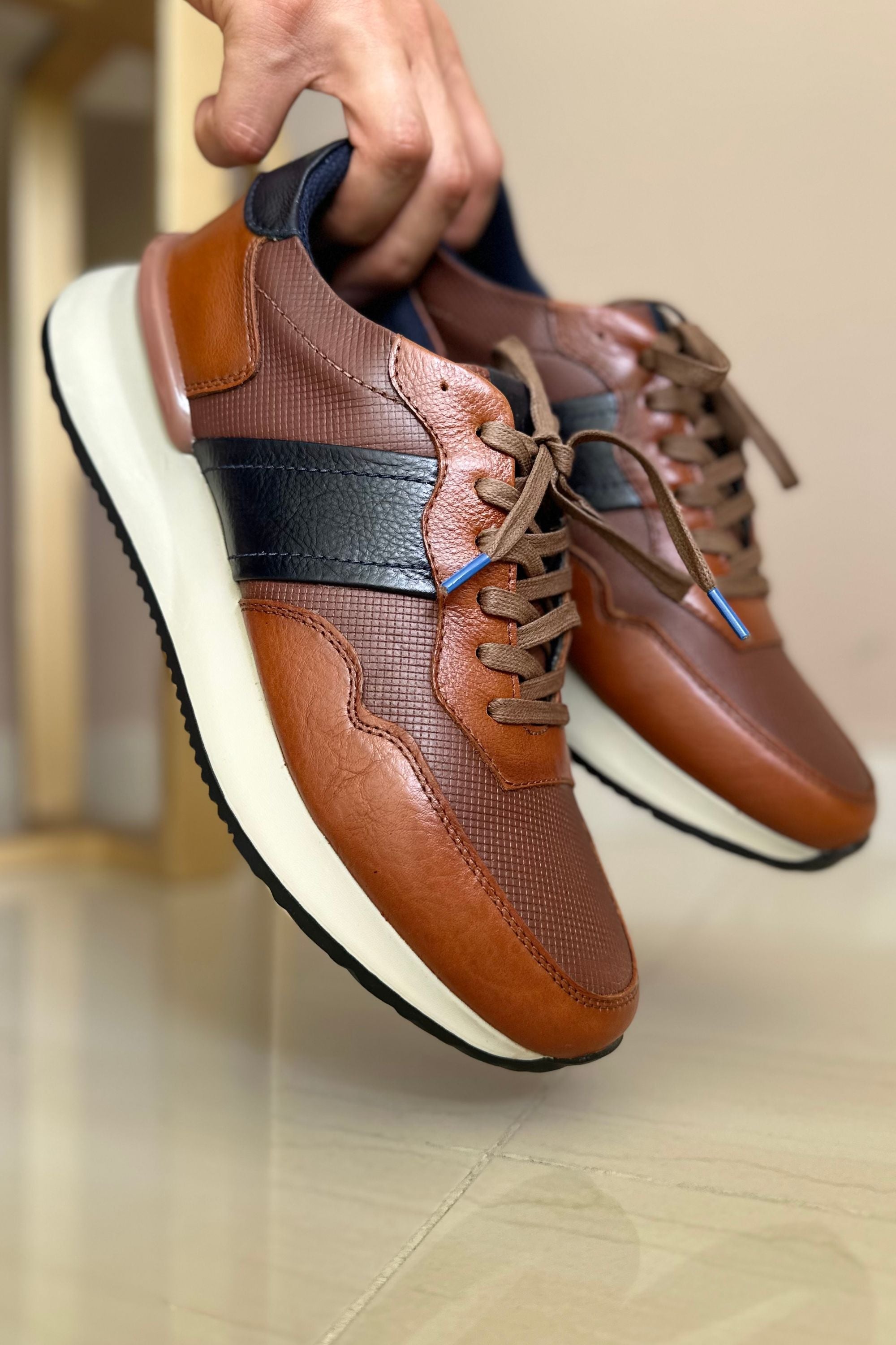 TENIS PARA HOMBRE EN CUERO MIEL X AZUL  REF: SIENA 6416
