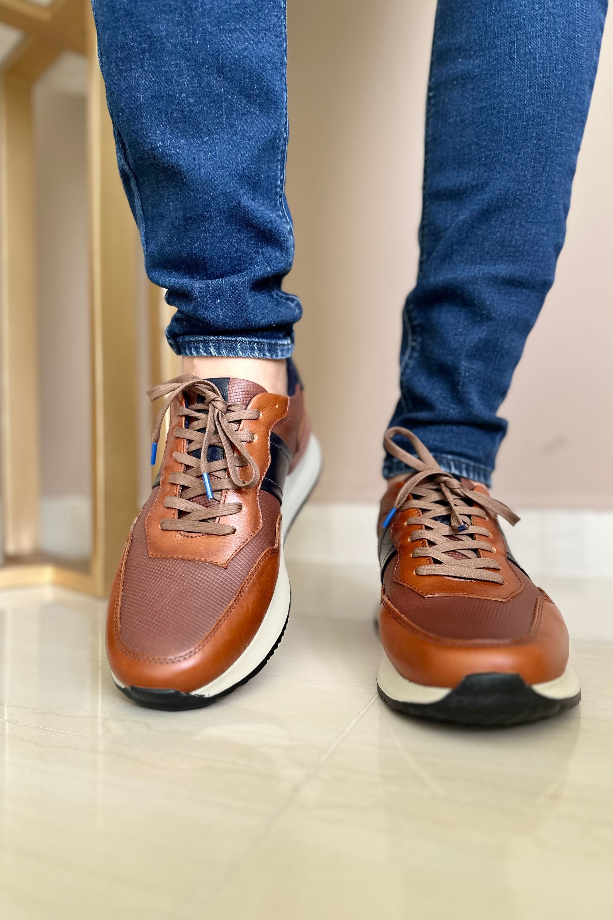 TENIS PARA HOMBRE EN CUERO MIEL X AZUL  REF: SIENA 6416