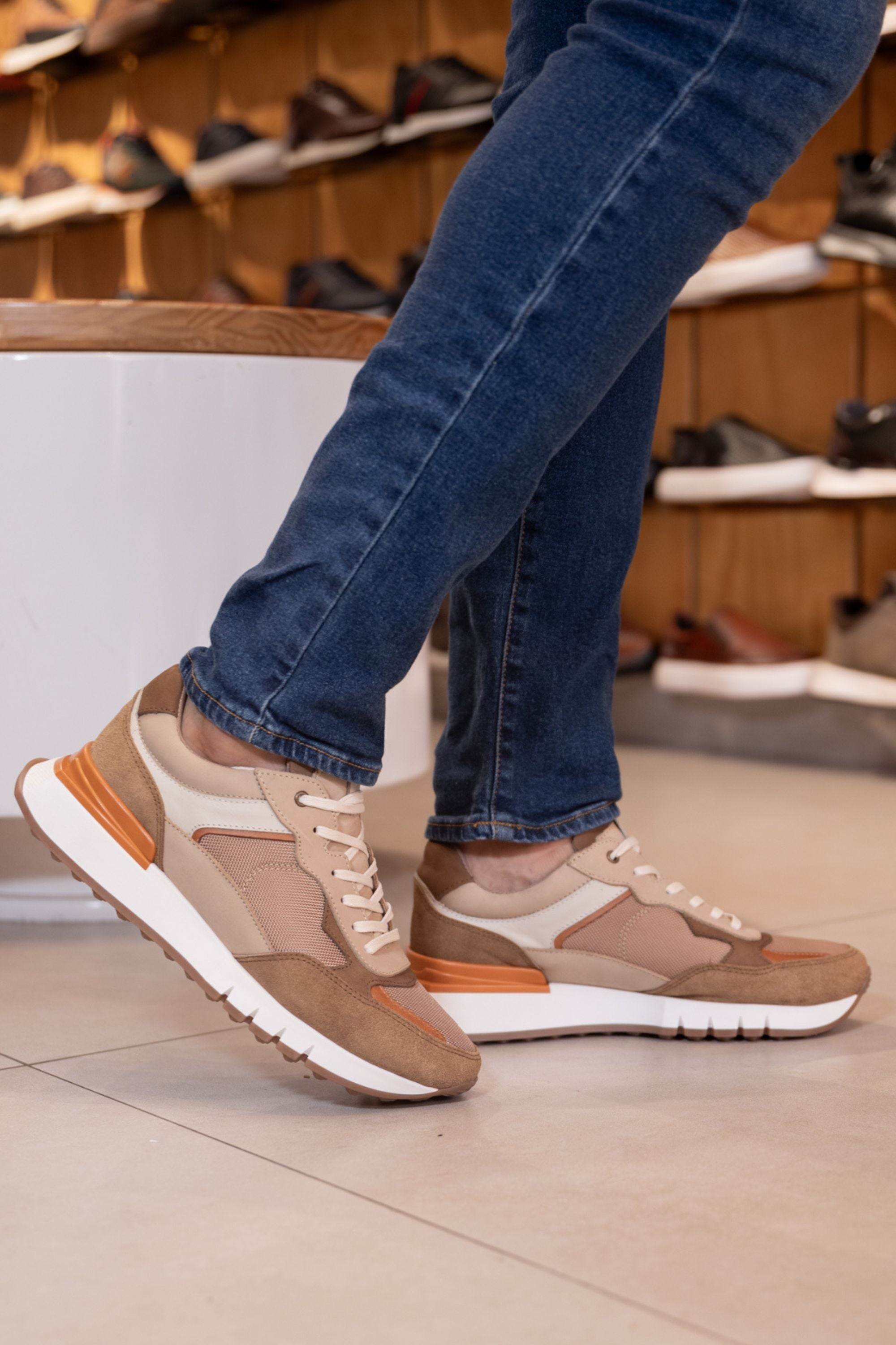 TENIS PARA HOMBRE EN CUERO ARENA  REF: ROMA 2123