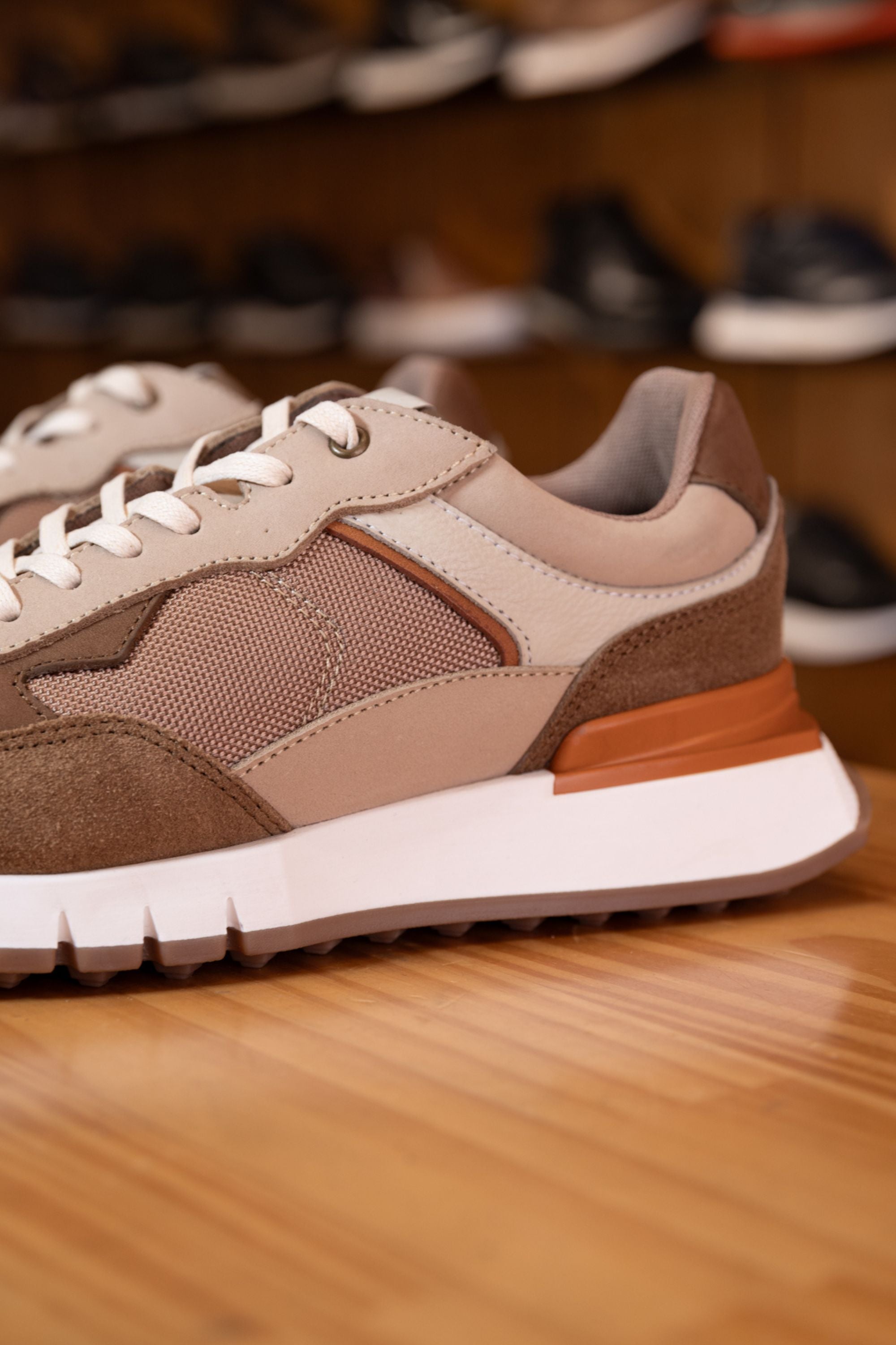 TENIS PARA HOMBRE EN CUERO ARENA  REF: ROMA 2123