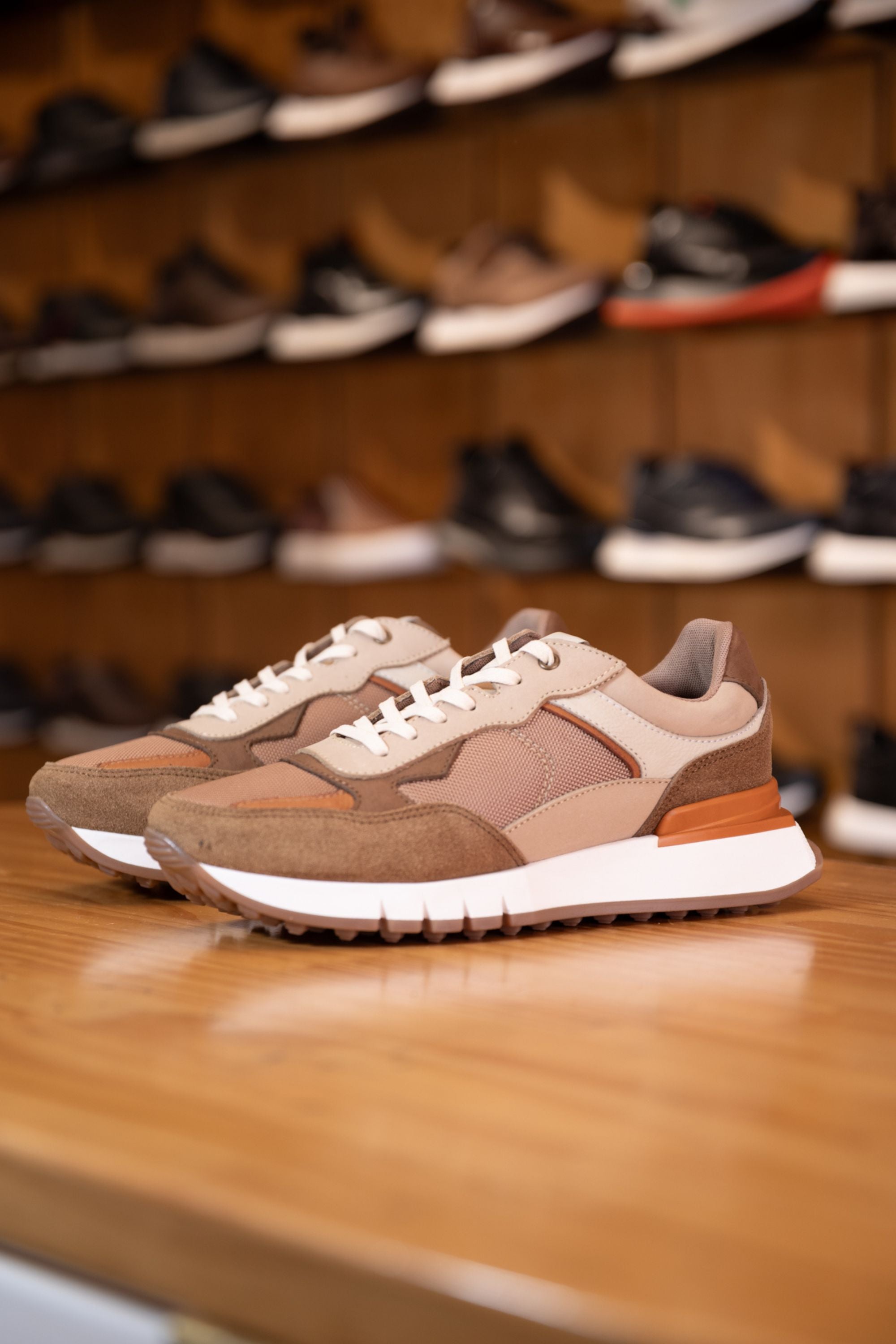 TENIS PARA HOMBRE EN CUERO ARENA  REF: ROMA 2123