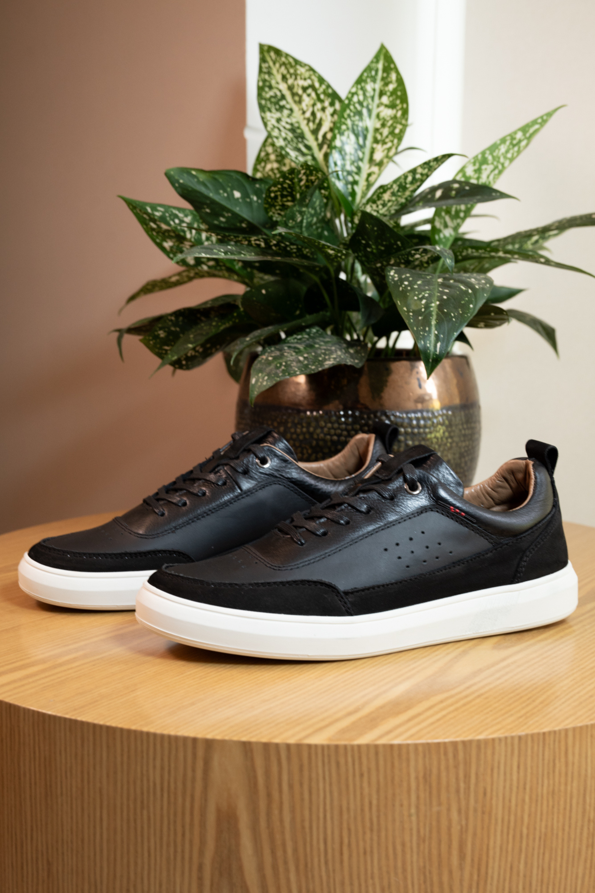 TENIS PARA HOMBRE EN CUERO NEGRO REF: RAIN 2142