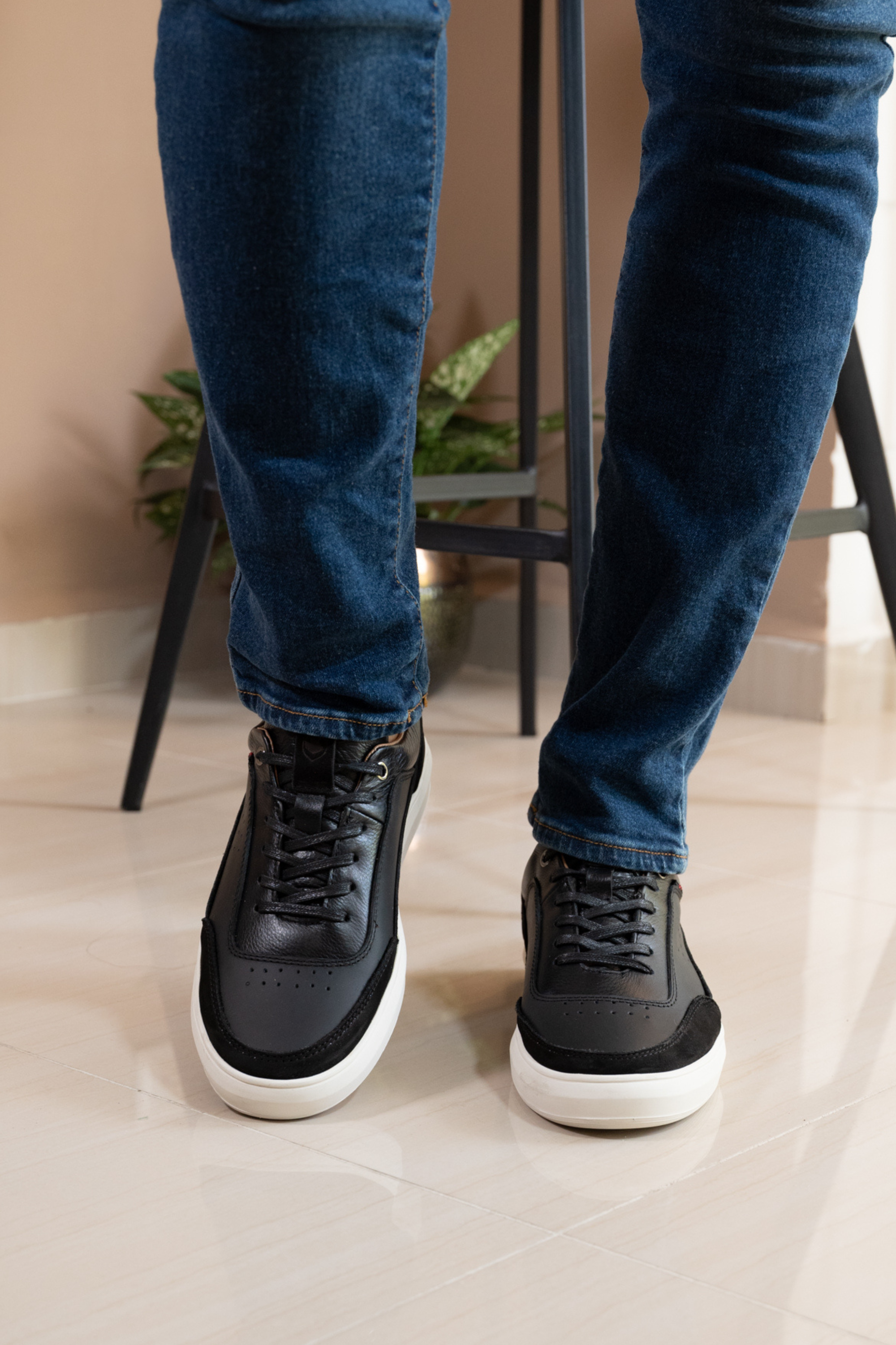 TENIS PARA HOMBRE EN CUERO NEGRO REF: RAIN 2142