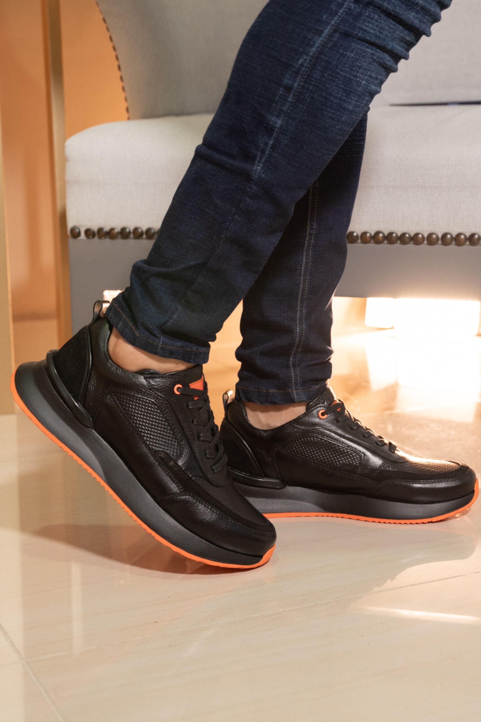 TENIS PARA HOMBRE EN CUERO NEGRO X NARANJA  REF: VERONA 3205