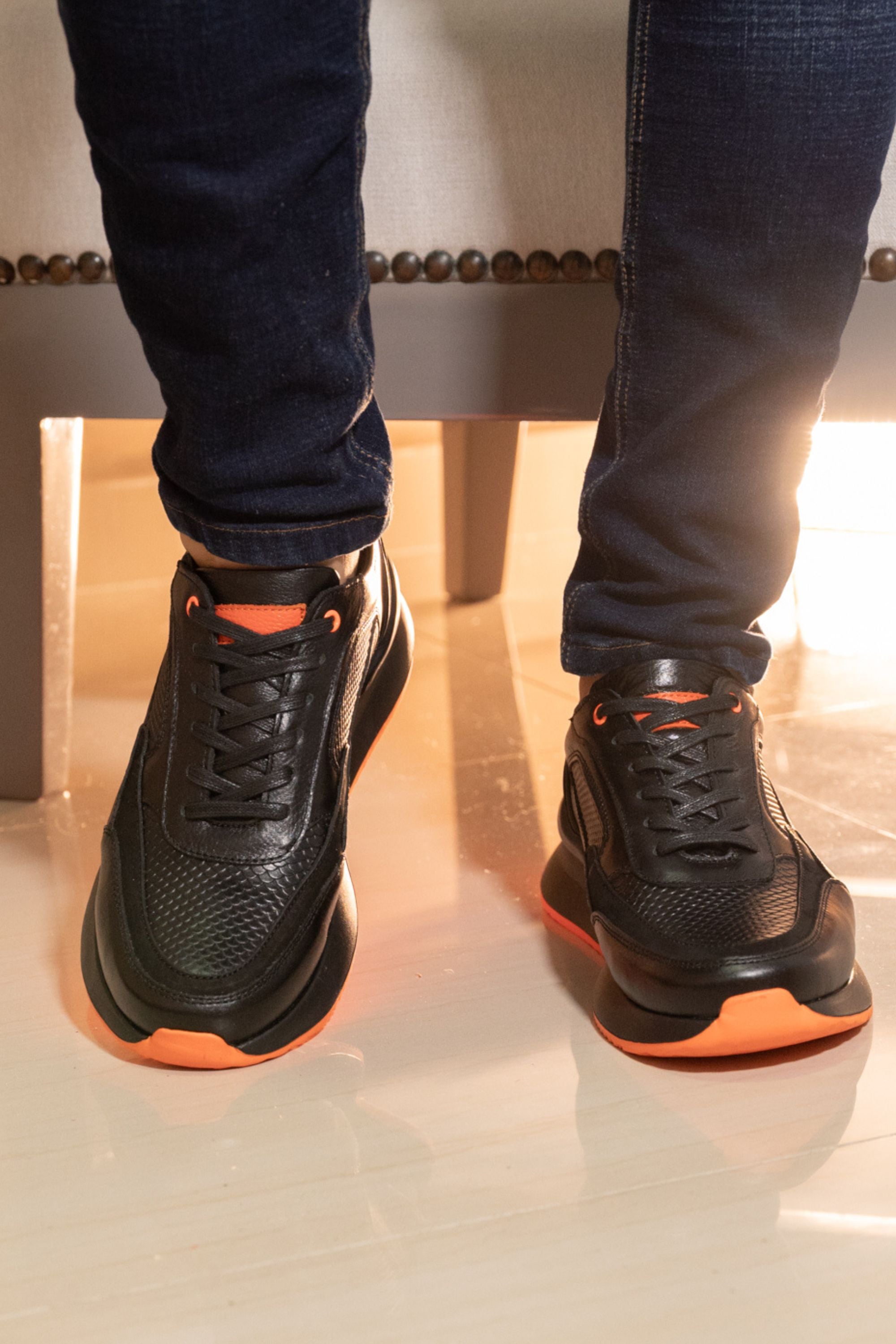 TENIS PARA HOMBRE EN CUERO NEGRO X NARANJA  REF: VERONA 3205