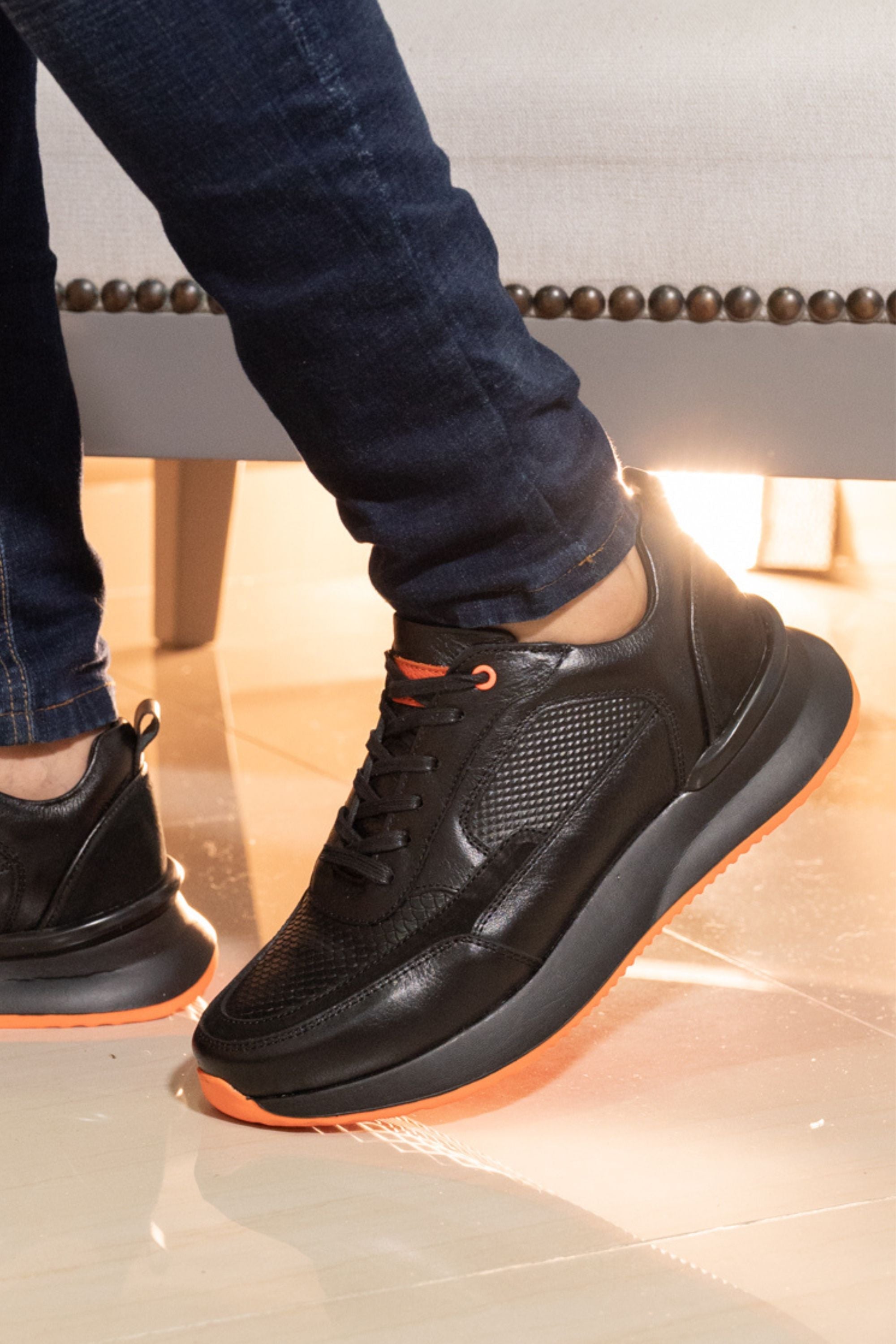 TENIS PARA HOMBRE EN CUERO NEGRO X NARANJA  REF: VERONA 3205