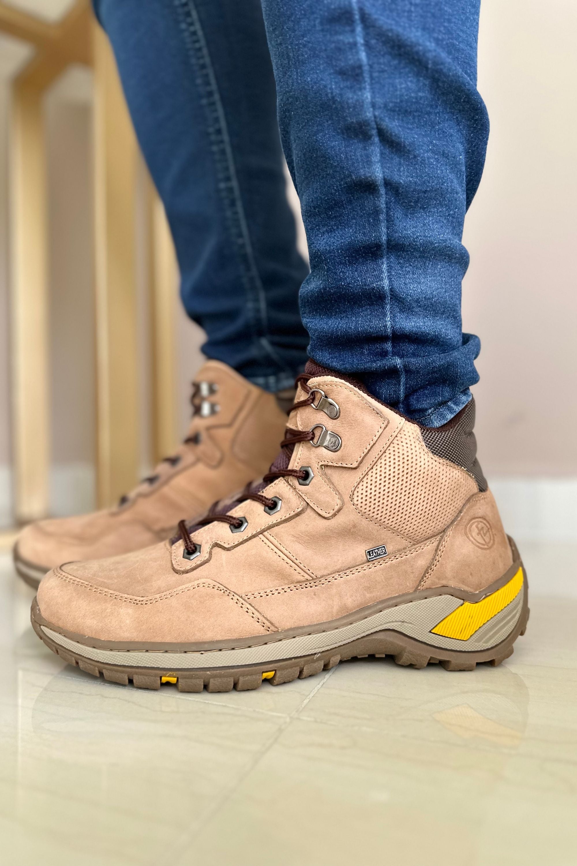 BOTA PARA HOMBRE EN CUERO CREMA REF: BOLZANO 3280