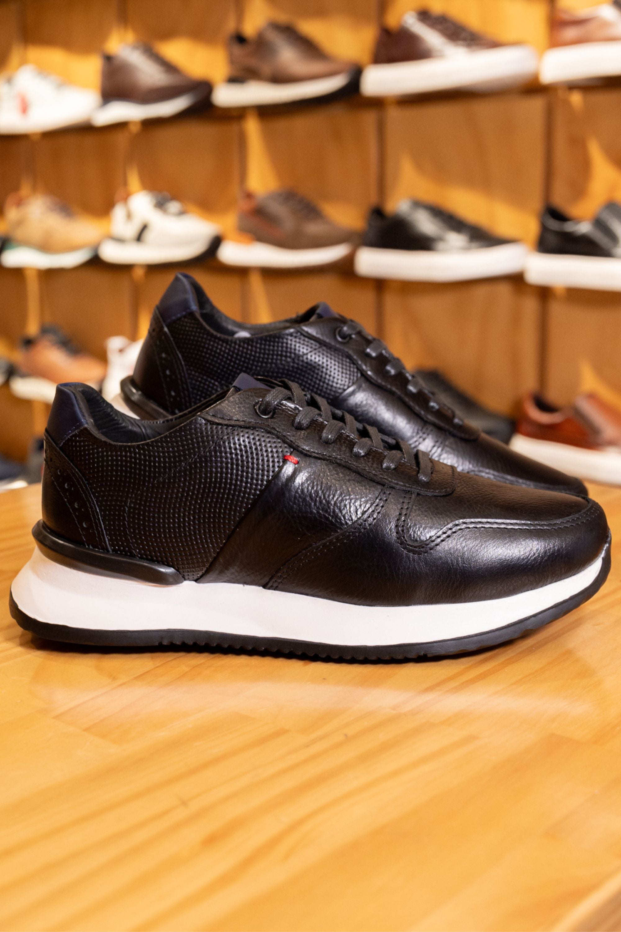 TENIS EN CUERO PARA HOMBRE COLOR NEGRO REF: LISBOA D 15