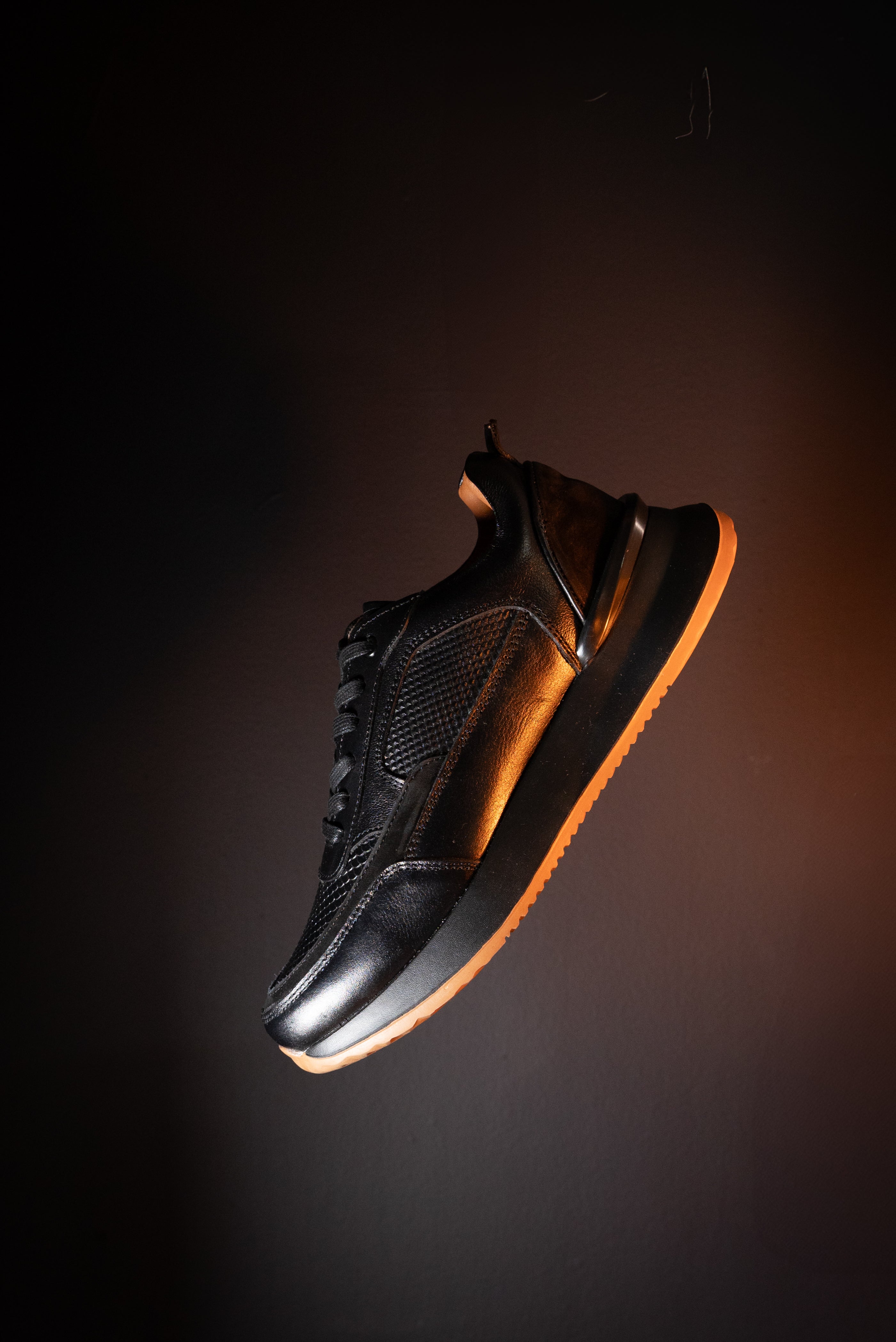 TENIS PARA HOMBRE EN CUERO NEGRO X CREPE  REF: VERONA 3205